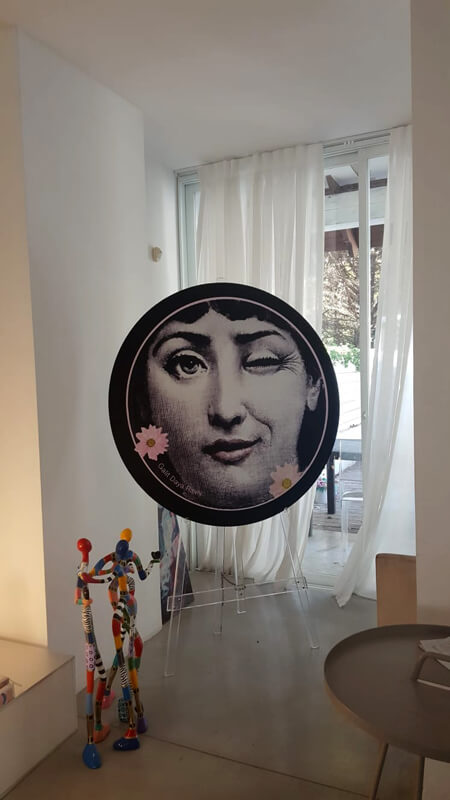Printing on aluminum with a shaped cut